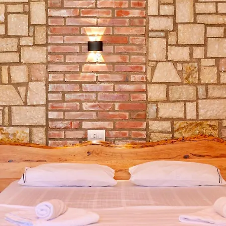 Bujtinat E Delvines Ferienhaus