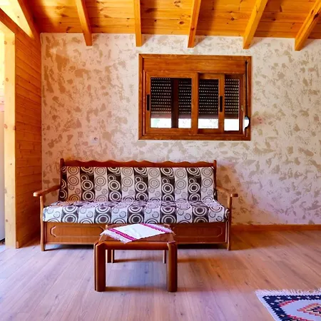 Bujtinat E Delvines Ferienhaus