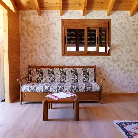 Ferienhaus Bujtinat E Delvines *