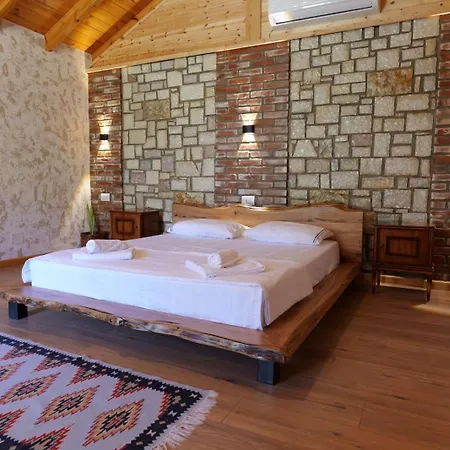 Ferienhaus Bujtinat E Delvines *