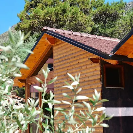 Bujtinat E Delvines Ferienhaus *